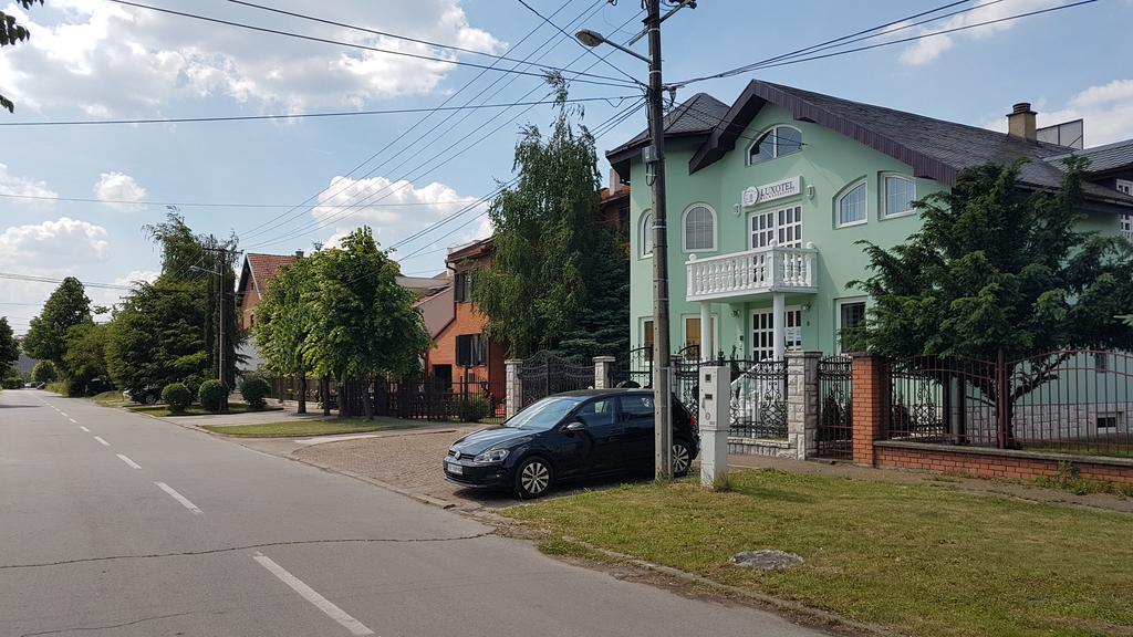 Guest House Luxotel Zrenjanin Extérieur photo